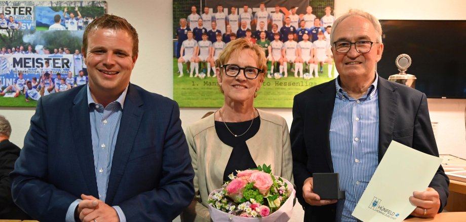 Ehrung Lothar Mihm mit Frau und Bürgermeister
