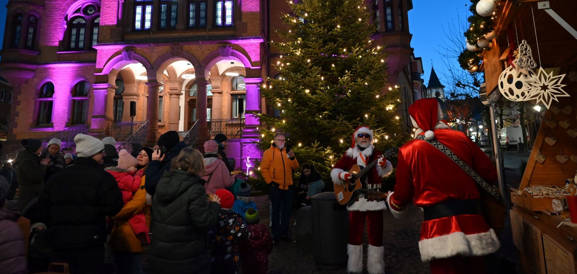 Adventsmarkt am Abend vorm Rathaus