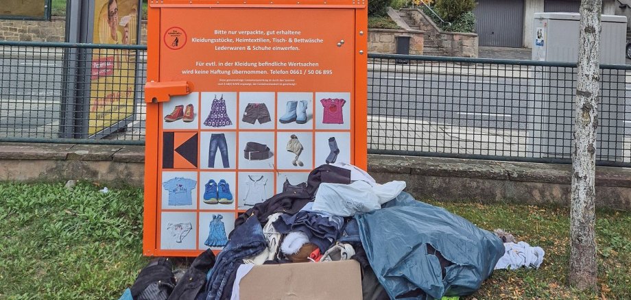 Überfüllter Alktkleidercontainer mit Müll