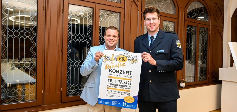 Bürgermeister und Bundespolizist mit Plakat