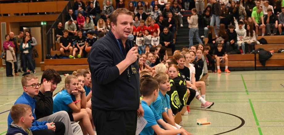 Bürgermeister, Spieler und Publikum in der Halle