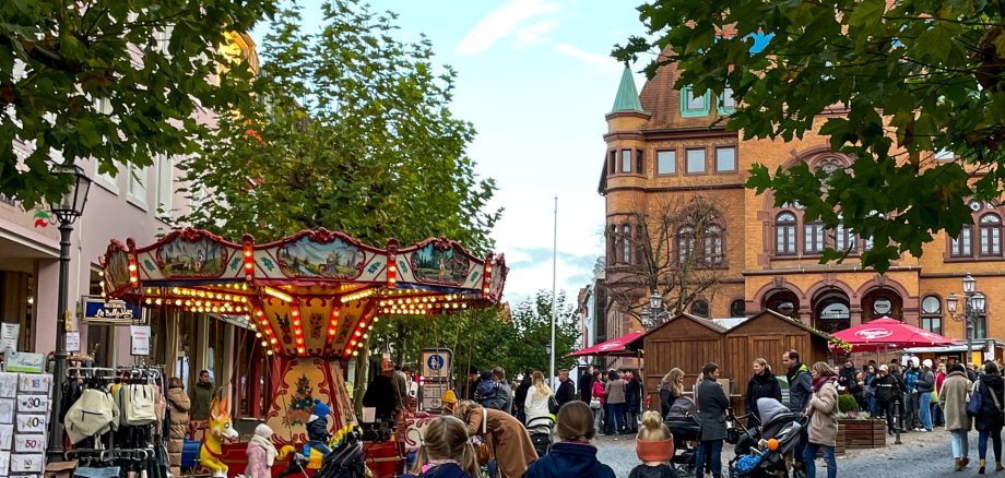 Rathausplatz mit Rathaus und Karuselll