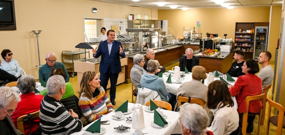 Cafeteria Helios Klinik mit Gästen