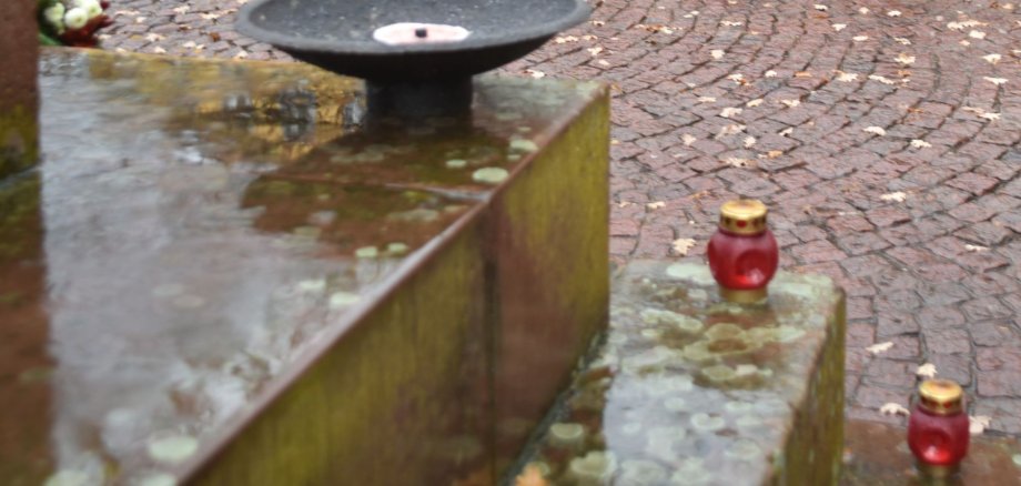 Kerzen am Ehrenmal