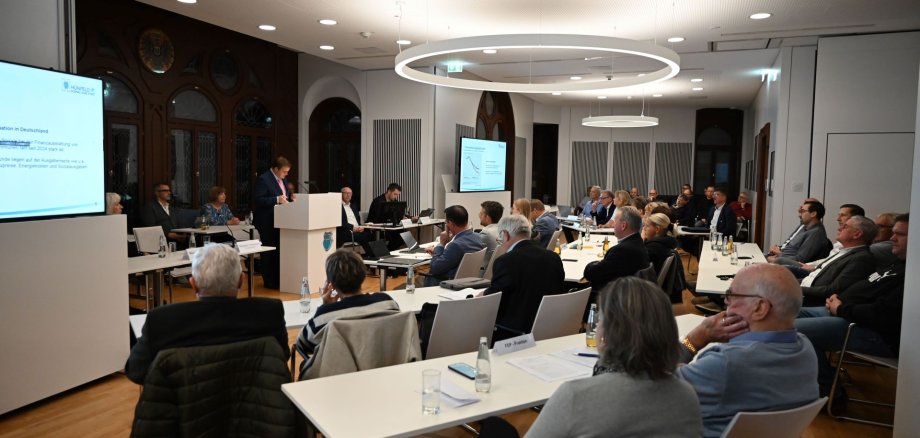 Bürgermeister Benjamin Tschesnok bei der Einbringung des Haushalts im Rathaussaal
