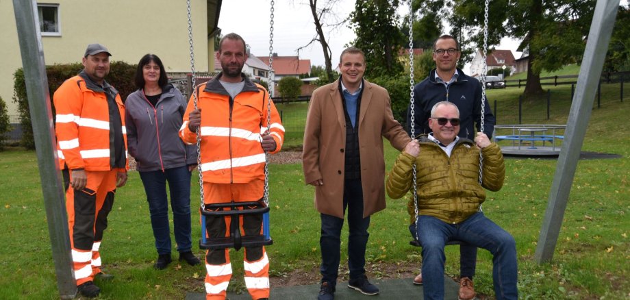 Bürgermeister, Ortsvorsteher, Bauhofmitarbeiter an der Schaukel