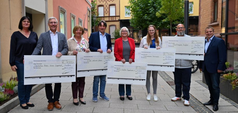 Gruppenbild mit Spendenschecks
