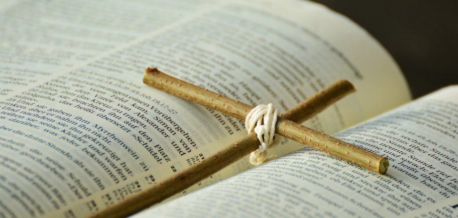 Gebetbuch mit Kreuz