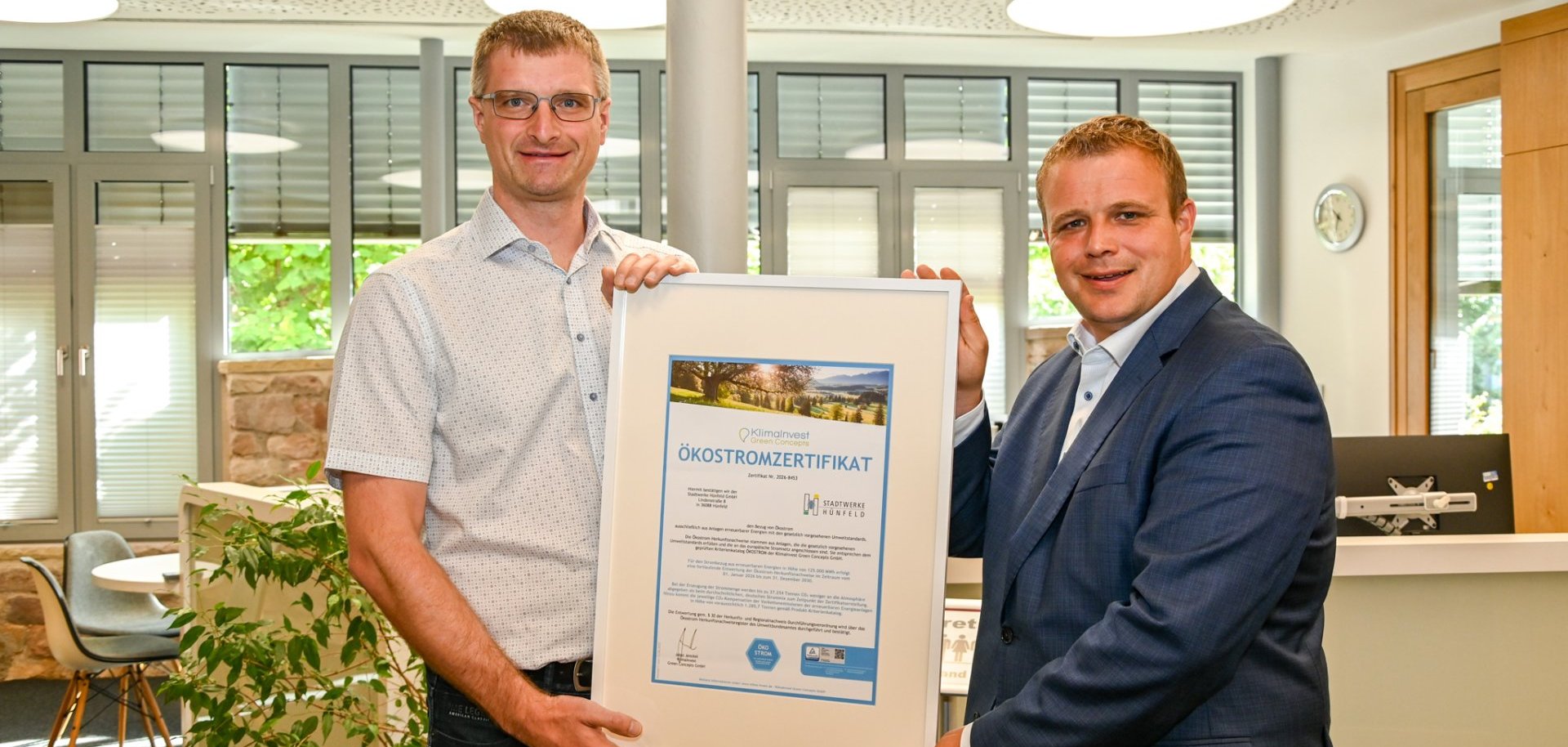 Zwei Männer mit Urkunde