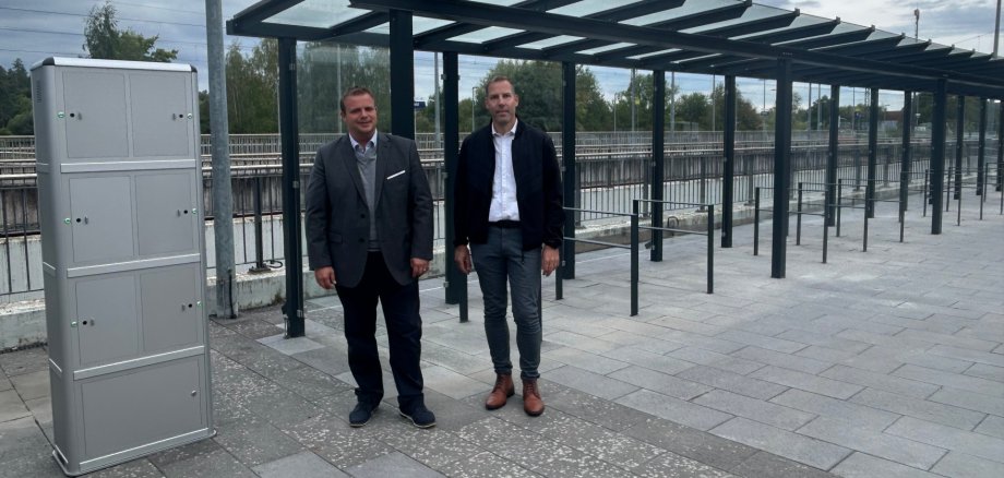 Bürgermeister Benjamin Tschensok und Fachbereichsleiter Bastian Bayer am Hünfelder Bahnhof