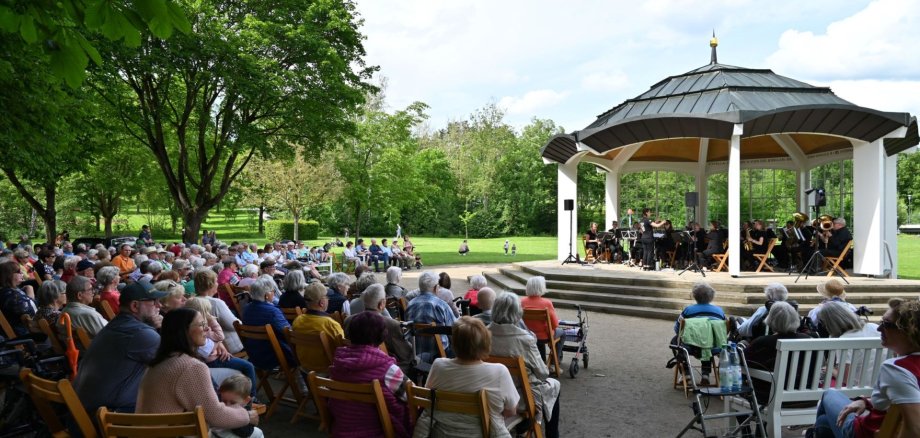 Musik im Park vor dem Wella-Pavilion