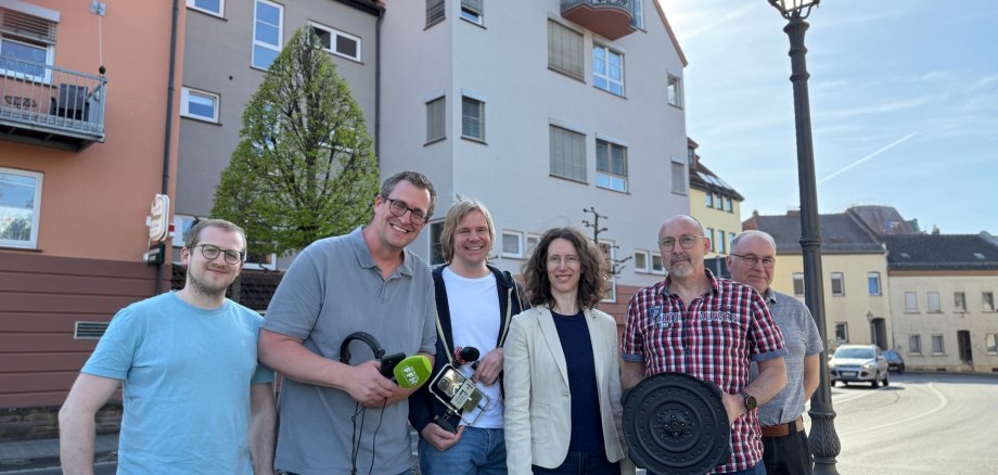 Menschengruppe vor Haus