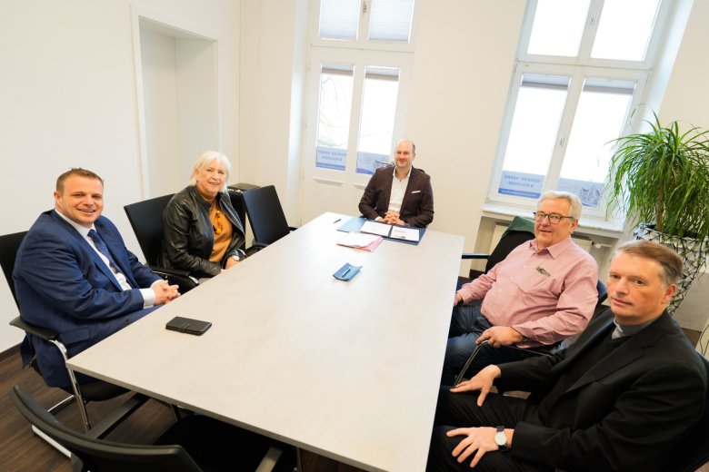 Beim Notartermin für die offizielle Beurkundung der Übernahme des Grundstücks und Gebäudes der Kindertagesstätte Mackenzell (von links): Bürgermeister Benjamin Tschesnok, Erste Stadträtin Martina Sauerbier, Notar Michael Kranz sowie Stephan Schmitt und Pfarrer Dr. Michael Müller von der Kirchengemeinde. 