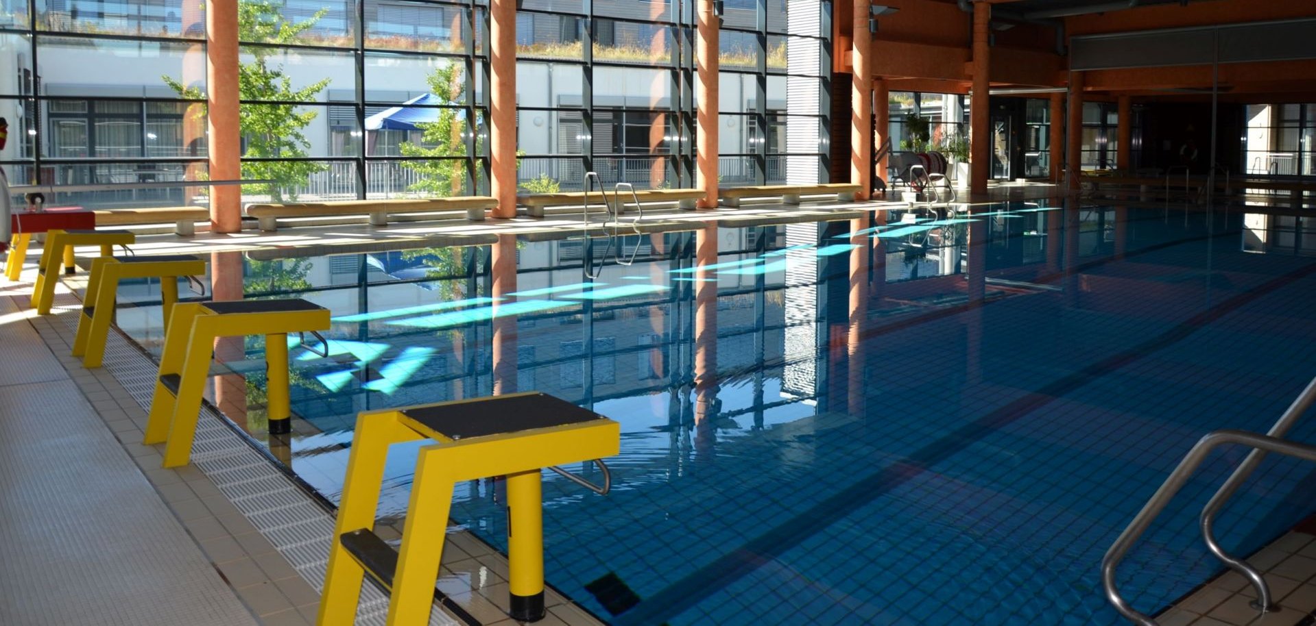 Hallenbad mit Schwimmbecken 