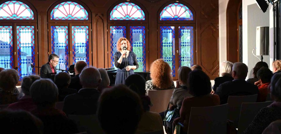 Anbelle Hund im Rathaussaal