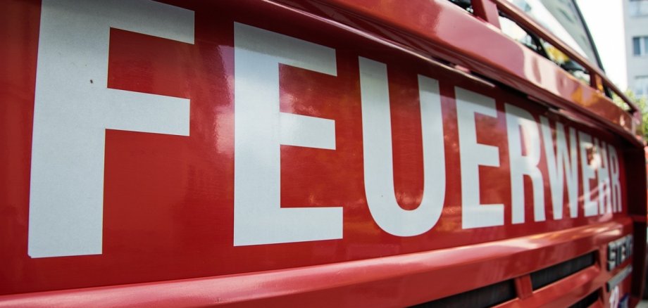 Schriftzug Feuerwehr an Feuerwehrfahrzeug