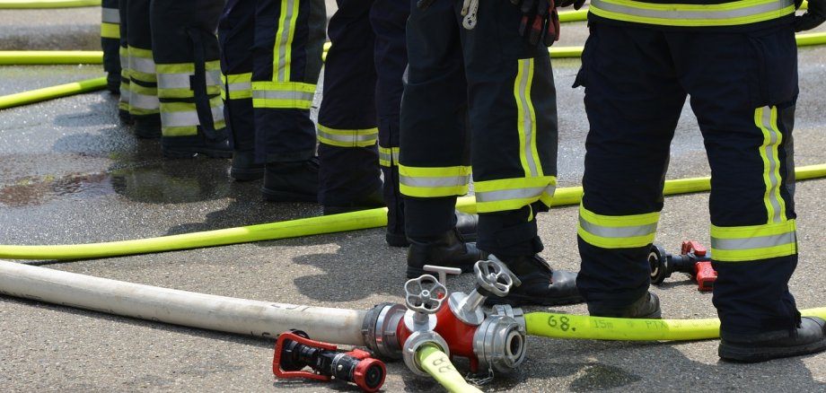Feuerwehr mit Feuerwehr-Löschschlauch 