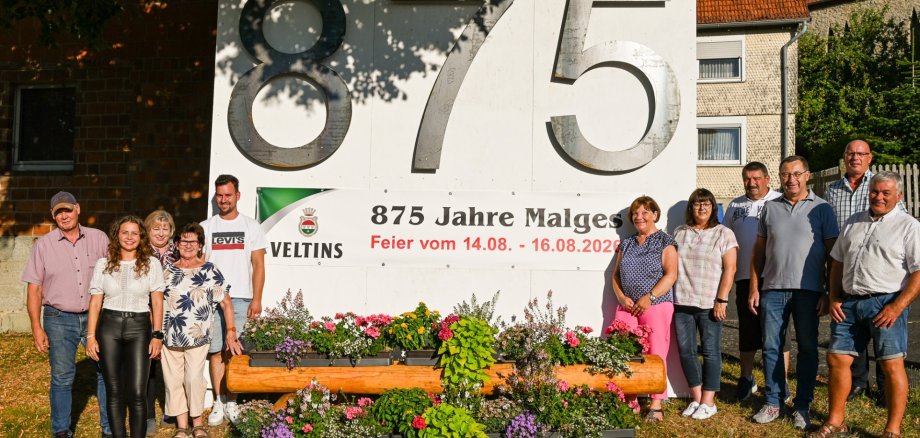 Foto Malges Jubiläum Schild mit Menschen