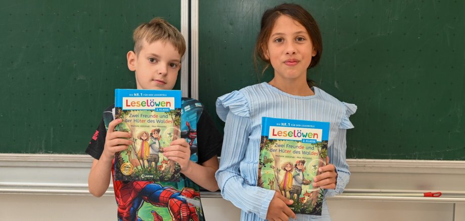 Zwei Kinder mit Büchern