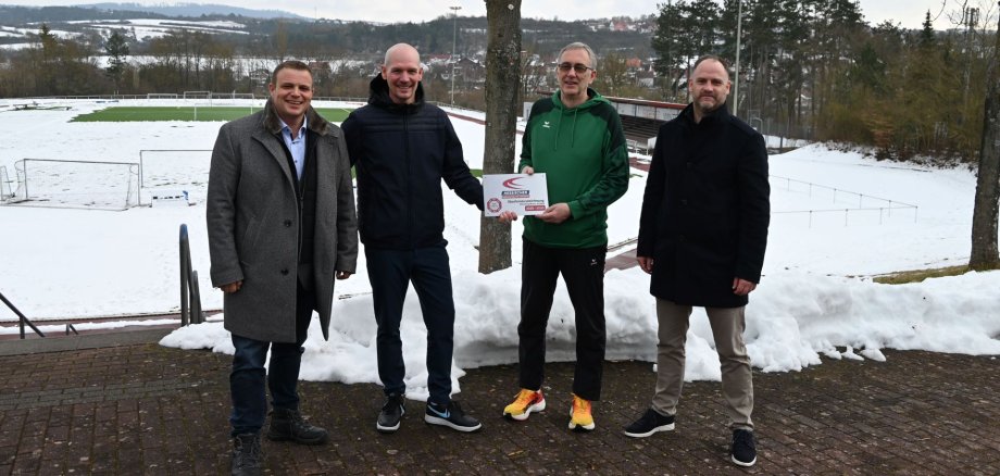 Gruppenbild mit Urkunde