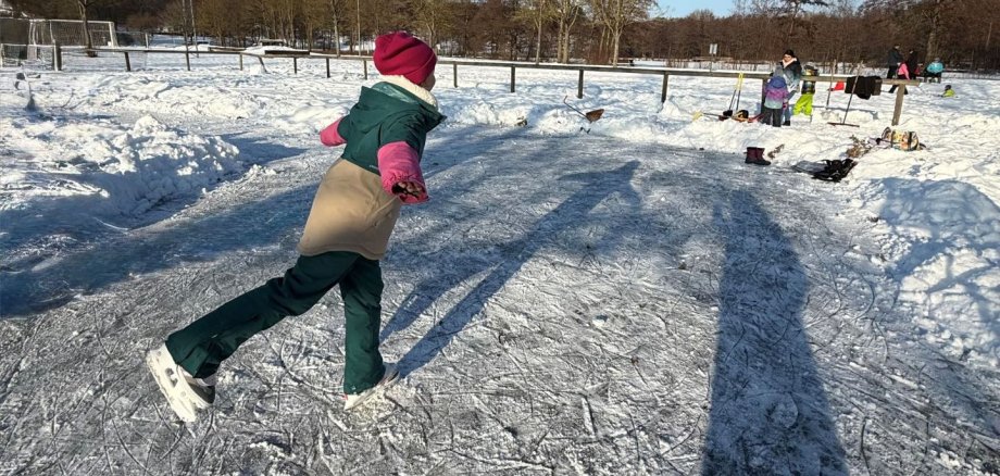 Eislauffläche mit einem Schlittschuhläufer