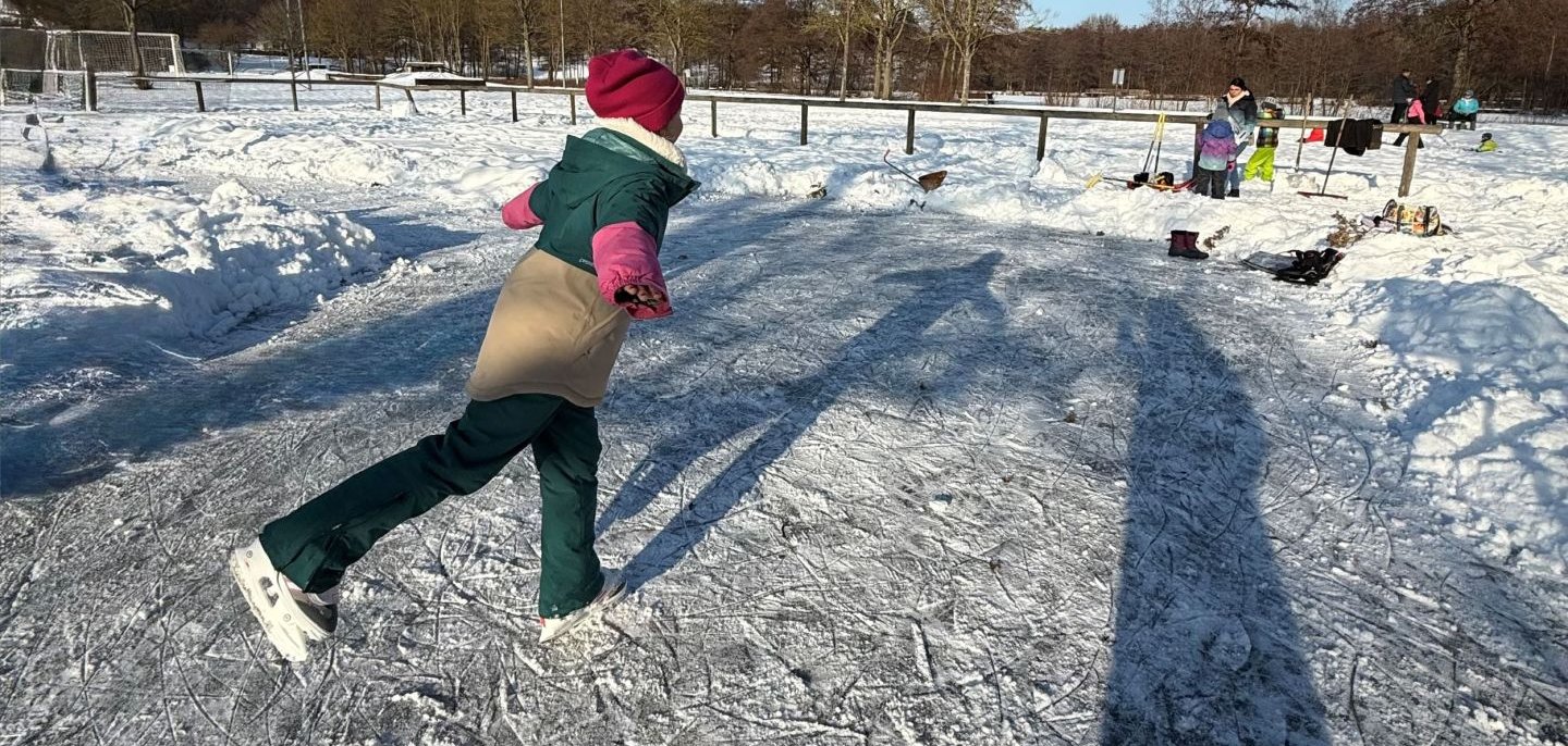 Eislauffläche mit einem Schlittschuhläufer