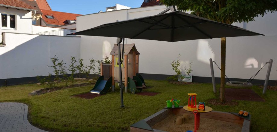 Garten im HInterhof mit Spielsachen