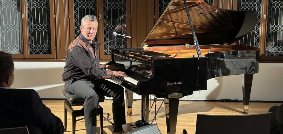 Harald Krüger am Piano