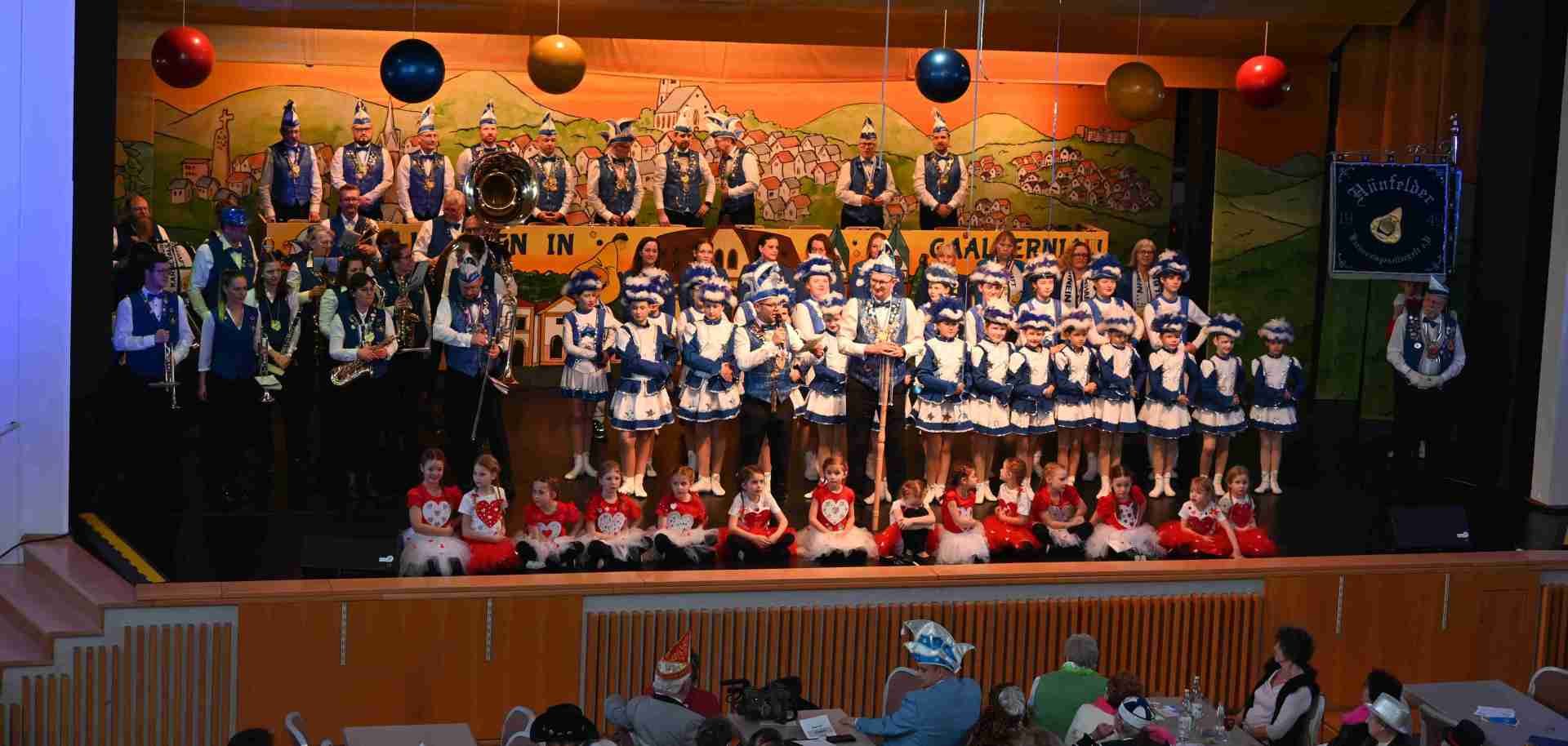 Bühne mit Elferat und Tanzgarden