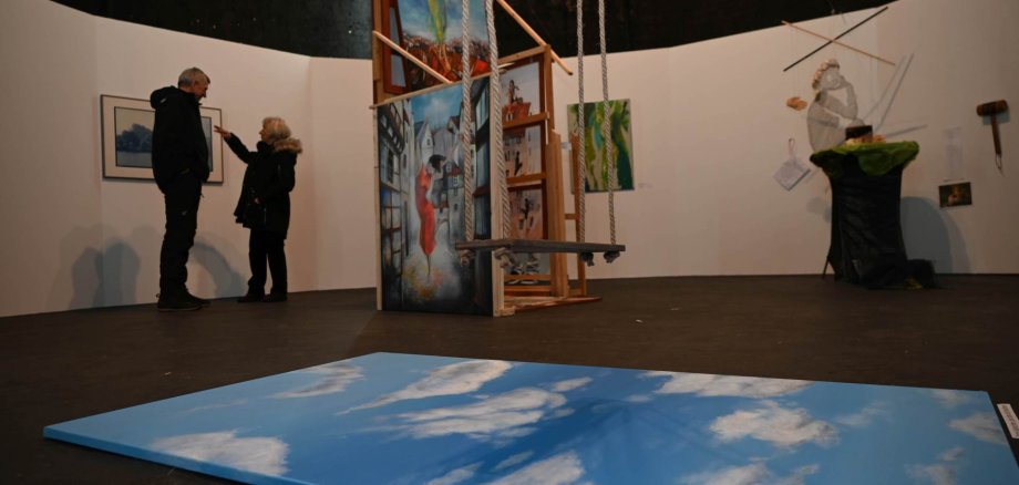 Menschen und Kunstobjekte