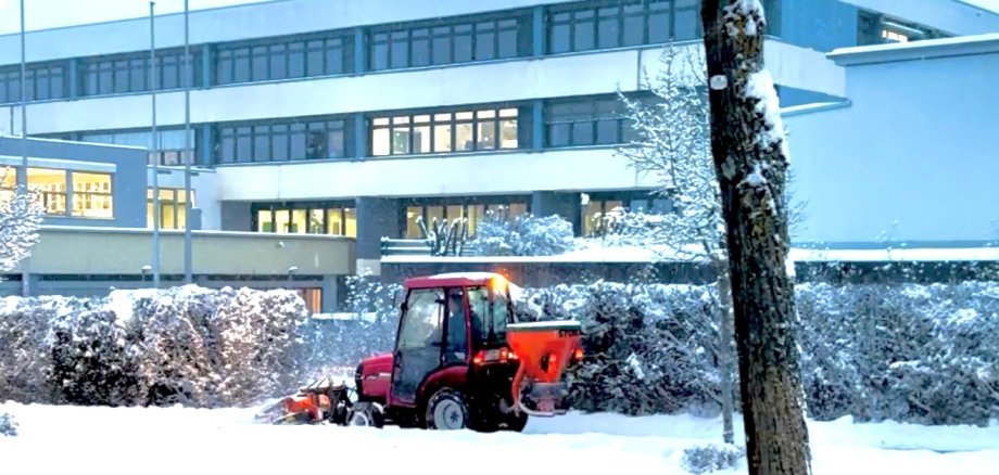 Räumfahrzeug vor der Wigbertschule
