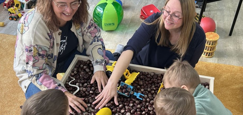 Kinder und Tagesmütter in Kindertagespflege