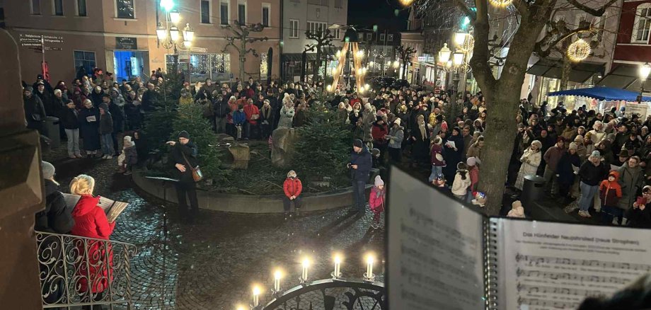 HÜnfelder Neujahrslied vor dem Rathaus