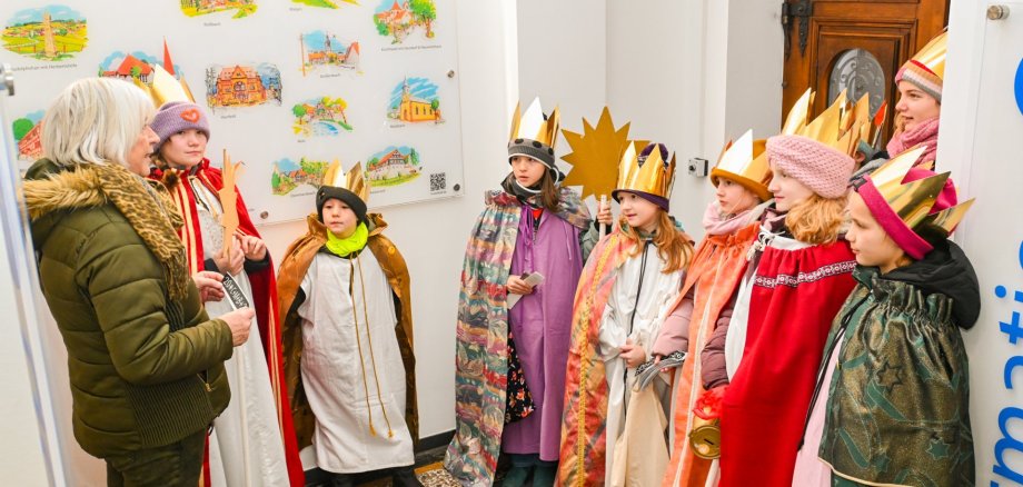 Sternsinger singen im Rathaus im Beisein von Erster Stadträtin Martina Sauerbier