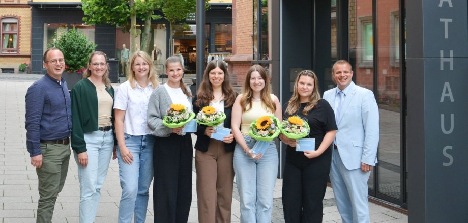 Azubis und Ausbildungsleiter mit Bürgermeister