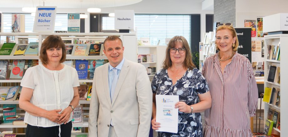 Eva Stadtmüller, Benjamin Tschesnok, Christine Klein und Angelika Bittner-Schwenk in der Stadtbibliothek