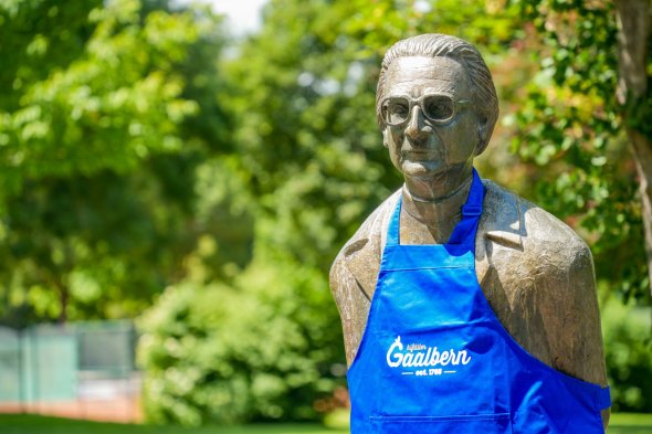 Zuse Statue mit hifäller Gaalbern Grillschürze