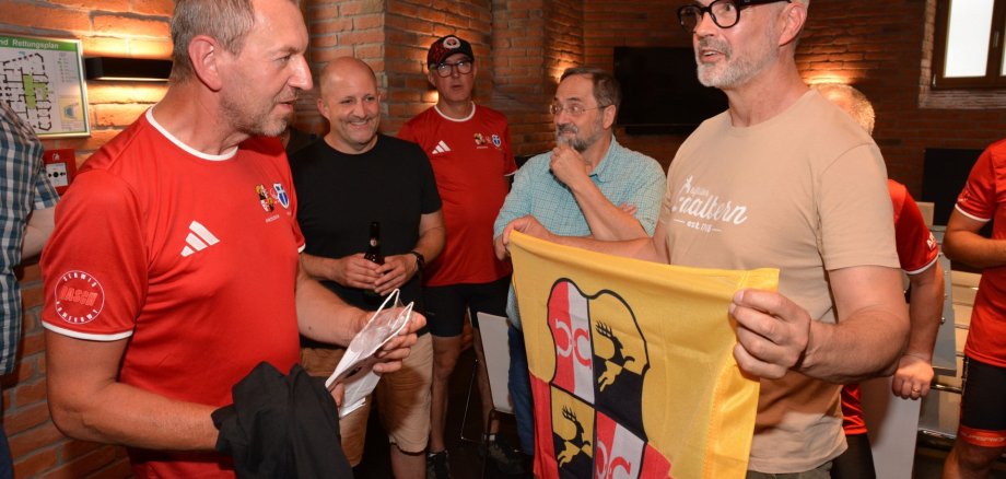 Erster Stadtrat Becker erhält Fahne von Norbert Rasch