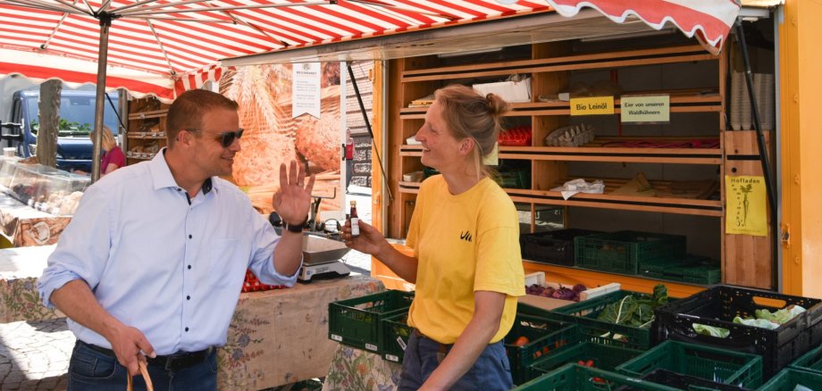 Bürgermeister am Wochenmarkt