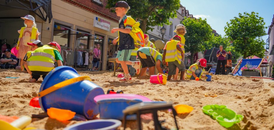 Kinder spielen im XXL-Sandkasten in Hünfeld