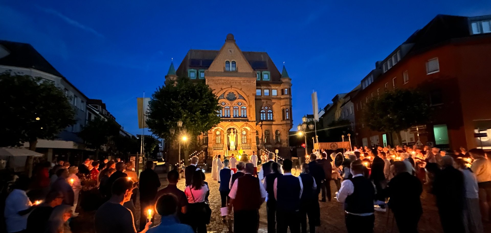 Brandprozession bei Nacht vor dem Hünfelder Rathaus
