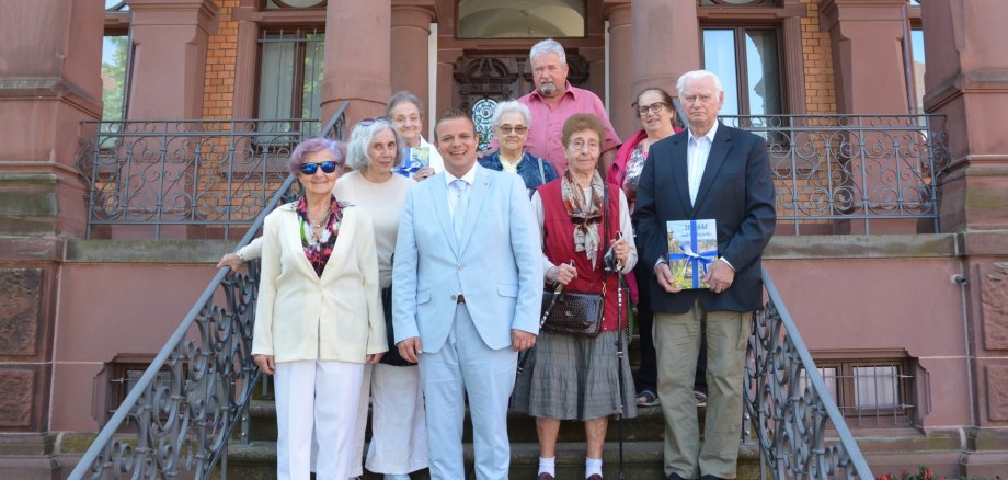 Ehemalige KZ-Häftlinge auf der Rathaustreppe