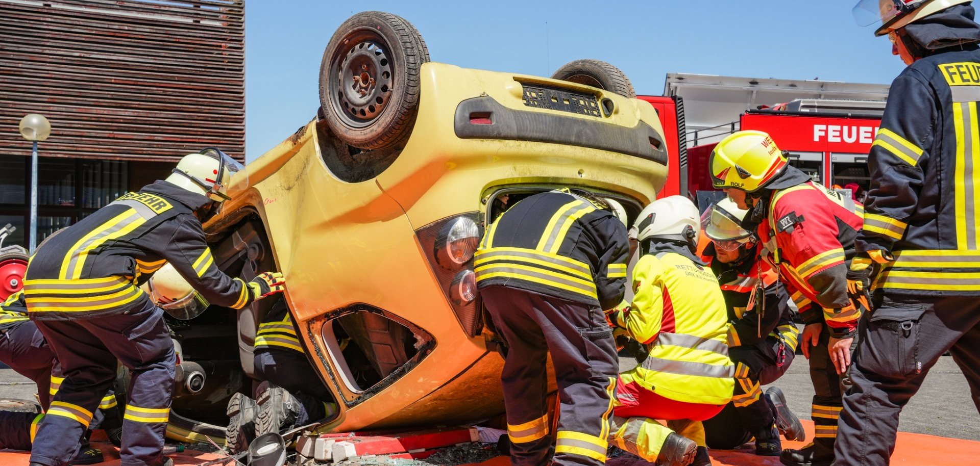 Feuerwehrübung mit Unfallwagen