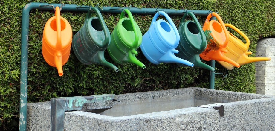 Giesskannen am Friedhof