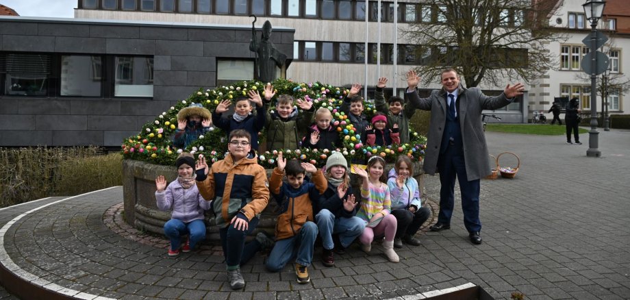 Kinder am Osterbrunnen