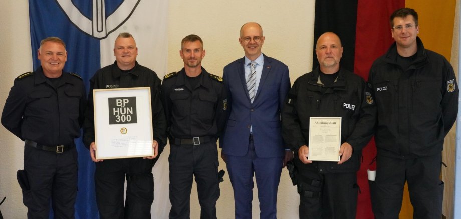 Übergabe Urkunden neue Hundertschaft