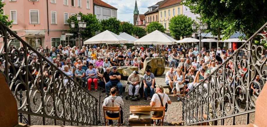Rhöner Sauwänzt vor den Rathausarkaden