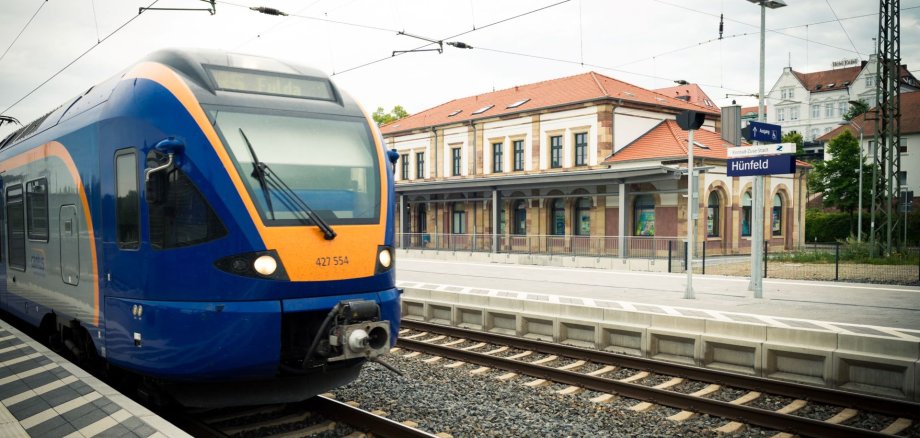 Cantuszug im Hünfelder Bahnhof 