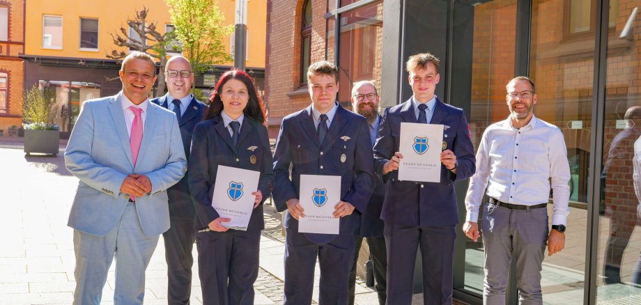 Übergabe der Ernennungsurkunden des neuen Stadtjugendfeuerwehrwartes und dessen Stellvertreterin der Rathausgasse