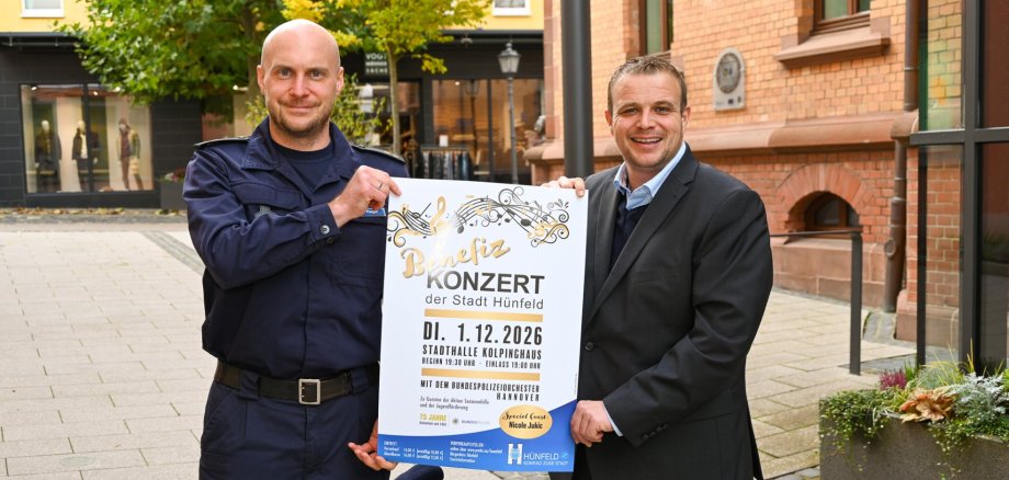 Präsentation Plakat vor Rathaus